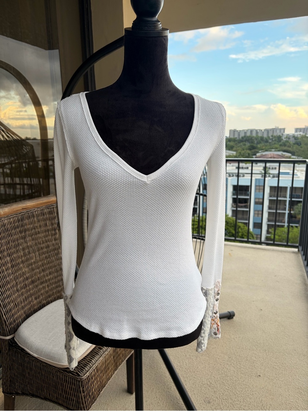 Free People We The Free Sunset Thermal Top White V-Neck Cuff Buttons Small S